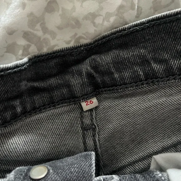 Levi’s cutoff raw hem faded black jean shorts women’s 26 - Picture 4 of 4